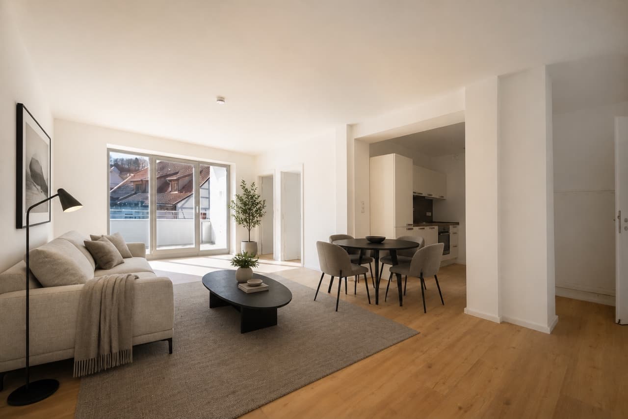 KI-Visualisierung: derselbe Wohnraum mit Sofa, Tisch und Essbereich