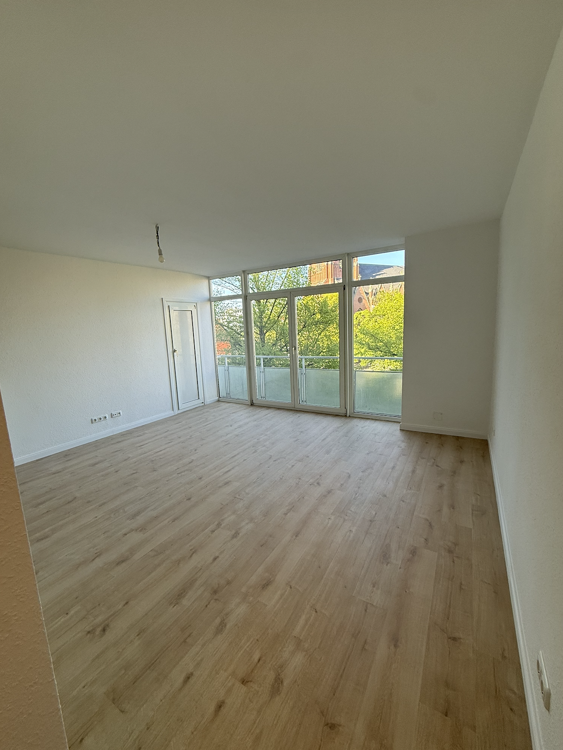 Leerer Raum vor KI-Staging